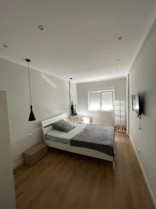 Quarto De Casal Close To Lisbon Flat Equipado Almada Exteriör bild