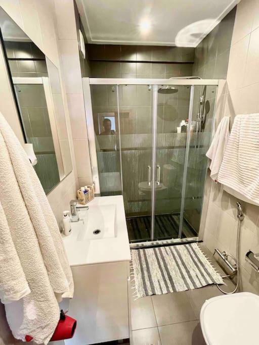 Quarto De Casal Close To Lisbon Flat Equipado Almada Exteriör bild