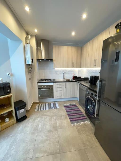 Quarto De Casal Close To Lisbon Flat Equipado Almada Exteriör bild