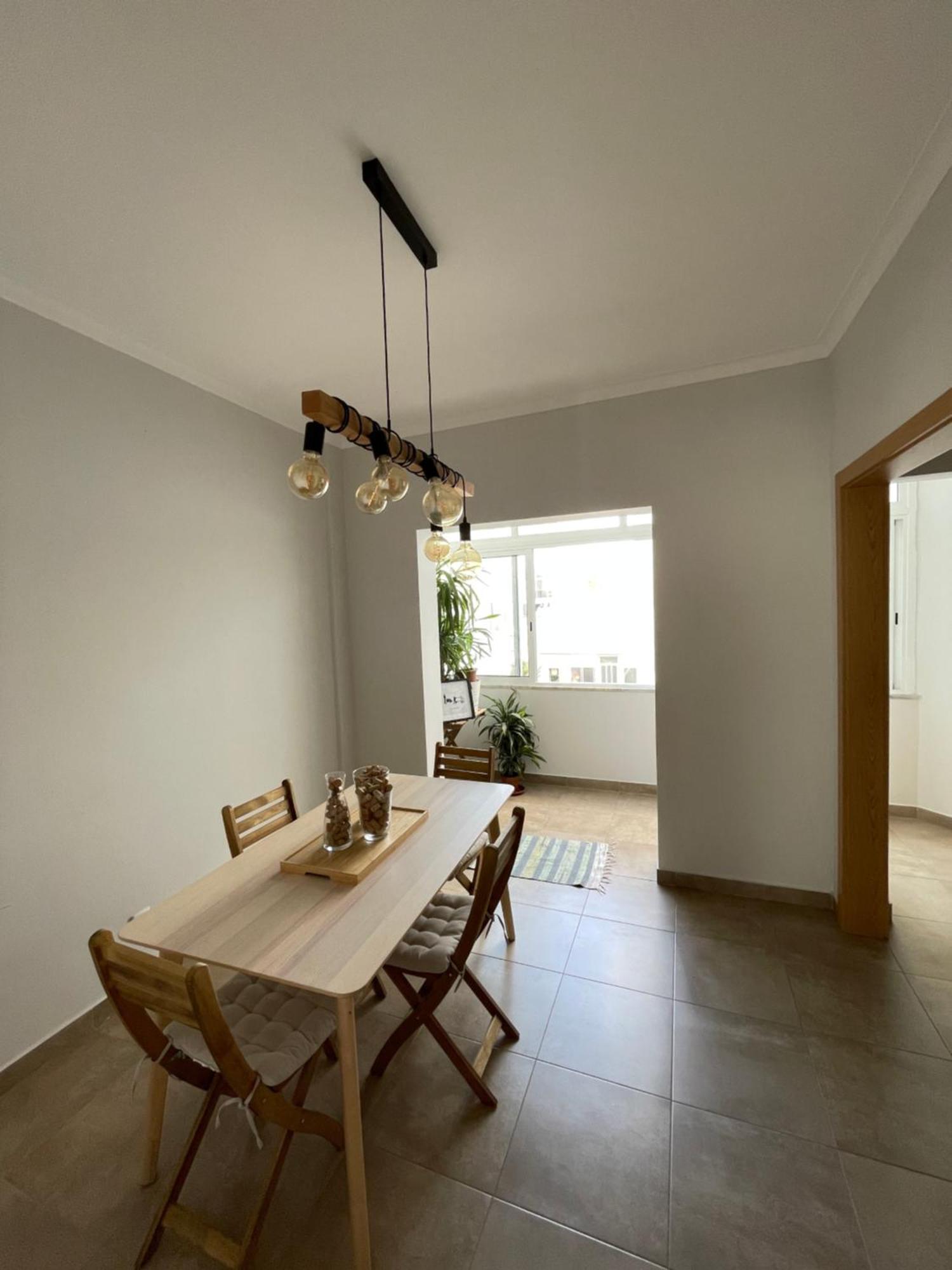 Quarto De Casal Close To Lisbon Flat Equipado Almada Exteriör bild