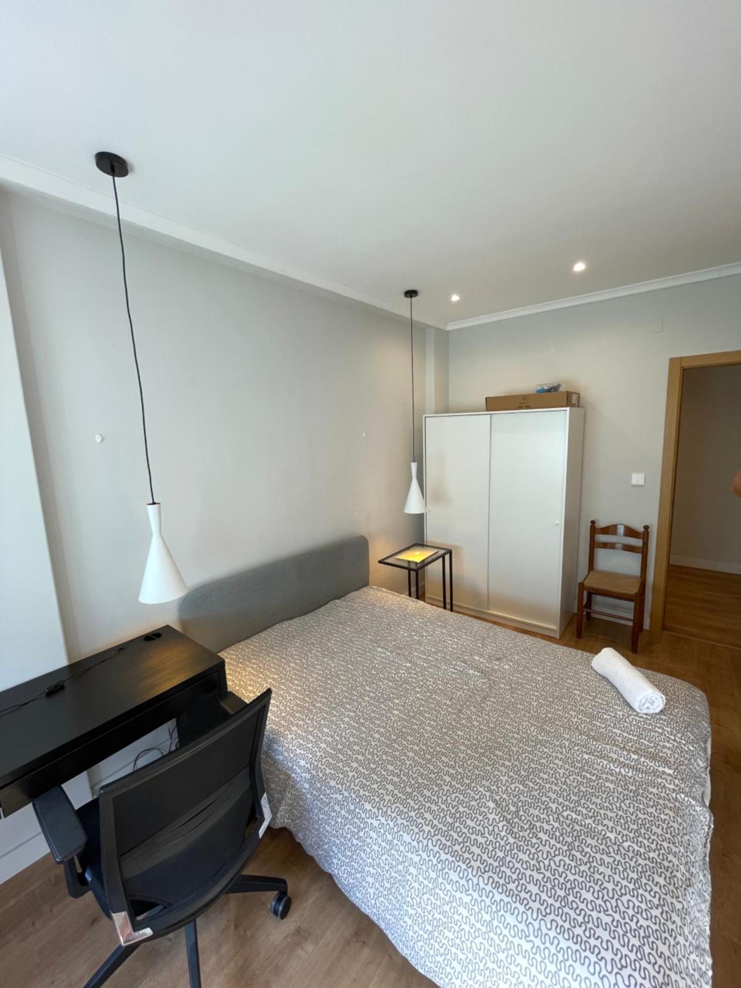 Quarto De Casal Close To Lisbon Flat Equipado Almada Exteriör bild