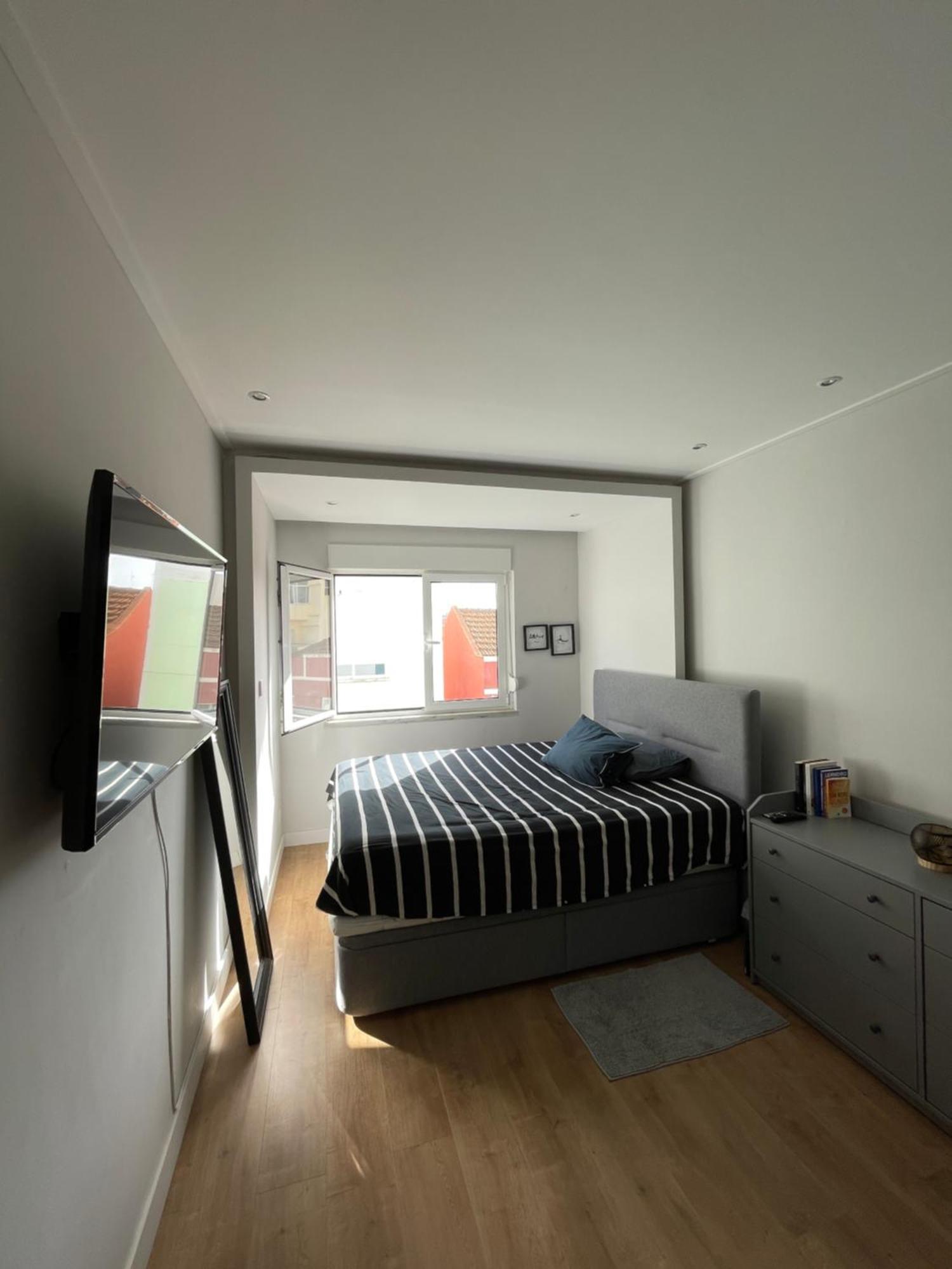 Quarto De Casal Close To Lisbon Flat Equipado Almada Rum bild