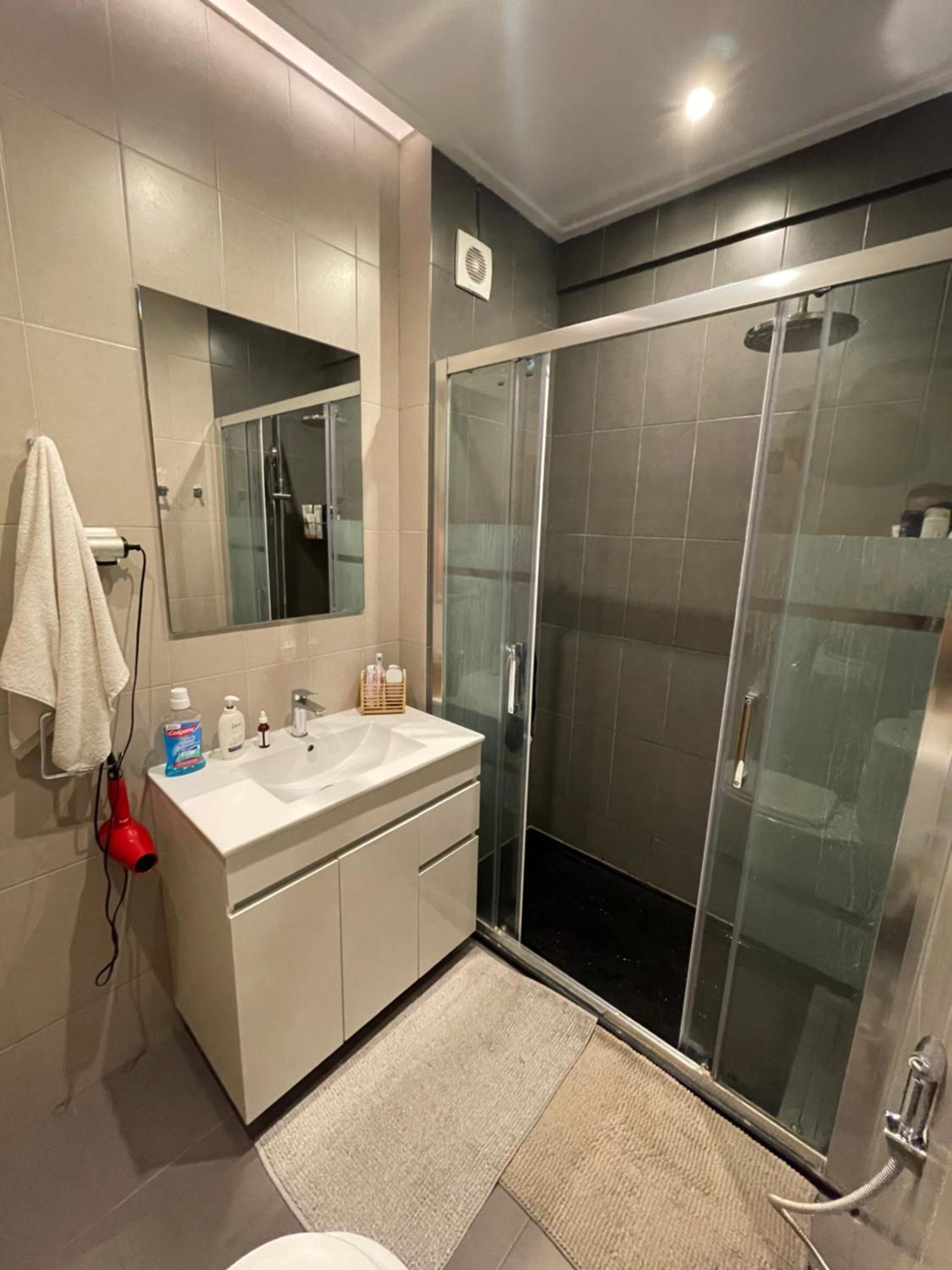 Quarto De Casal Close To Lisbon Flat Equipado Almada Exteriör bild